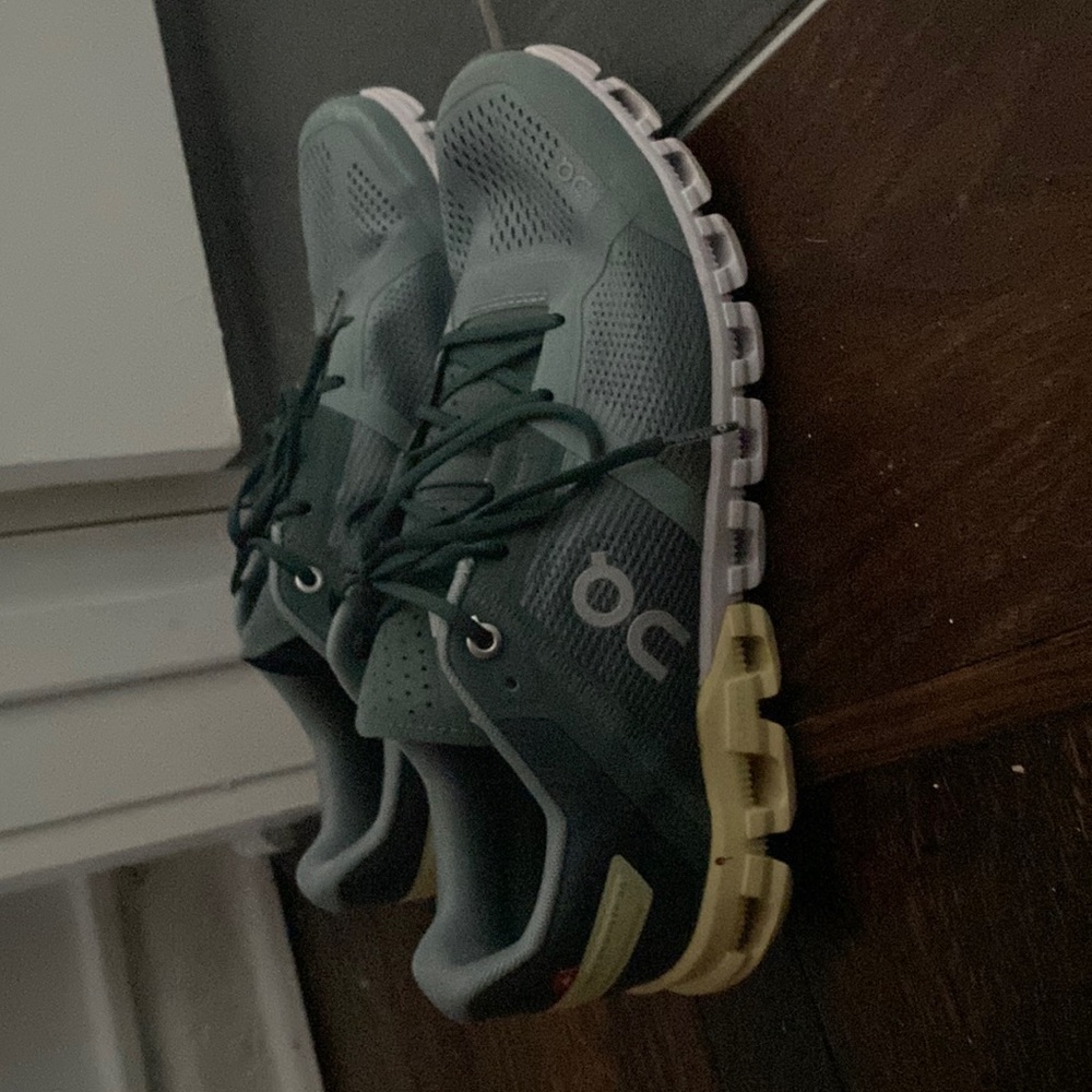 On Running Cloudflow Women’s Size 9